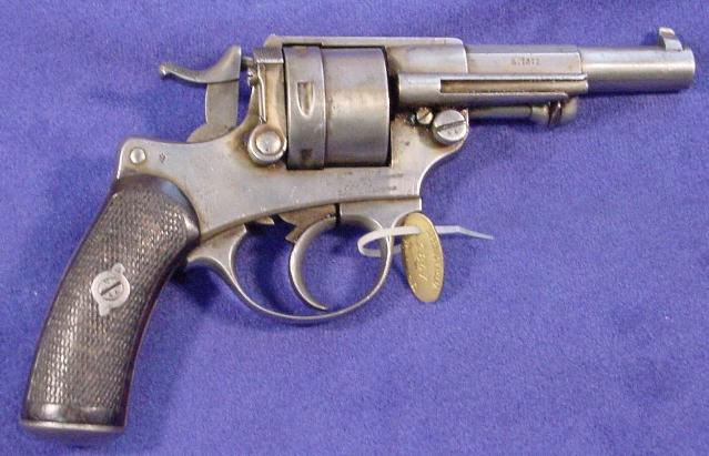 Năm 1814, một thương gia ở Islington, gần London là J. Thomson đã đăng ký phát minh loại súng lục dùng đá lửa chứa một cơ cấu ổ tiếp đạn quay gồm 9 viên và chỉ một nòng.